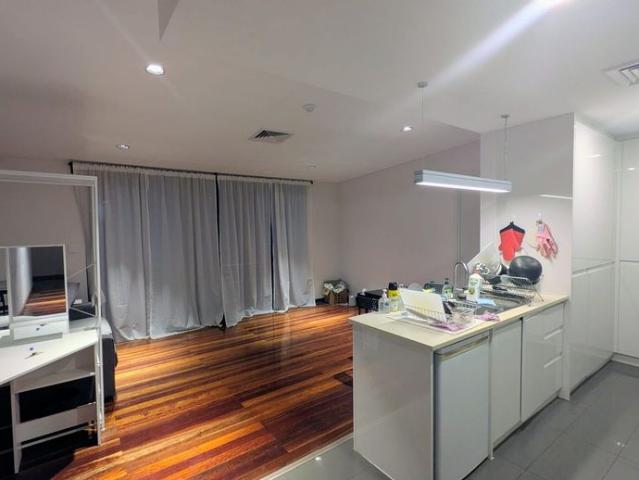Modern Apartment in Excellent Locale. Fantastic surrounding views! Right in the CBD