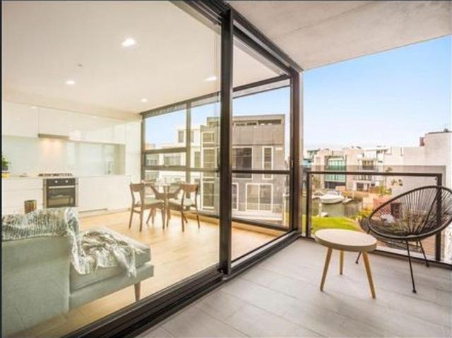 Modern Apartment in secure complex with access to Pool, Gym & Tennis courts