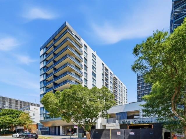 MODERN APARTMENT IN THE HEART OF MASCOT INVEST OR MOVE IN