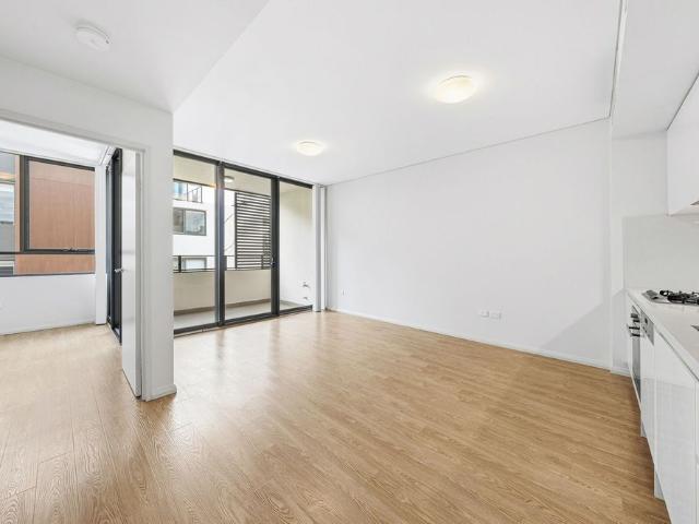 Stylish 1 Bedroom Apartment with Balcony & Exceptional Convenience * Available Now