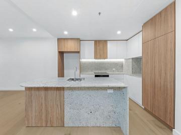 Modern Apartment in Vibrant Parkes Hub
