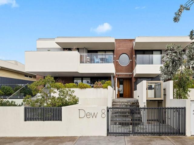 Modern Apartment just moments from beach, rail and shops
