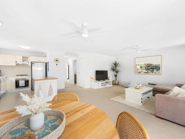 Modern Apartment & Large North facing Balcony