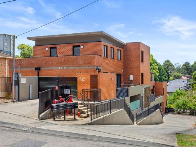 Modern Apartment & Large North facing Balcony
