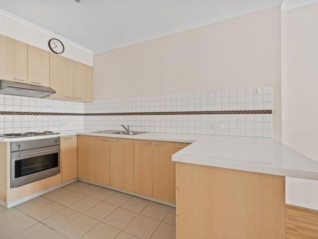 Modern Apartment Living with Study and Spacious Balcony Close to Monash University