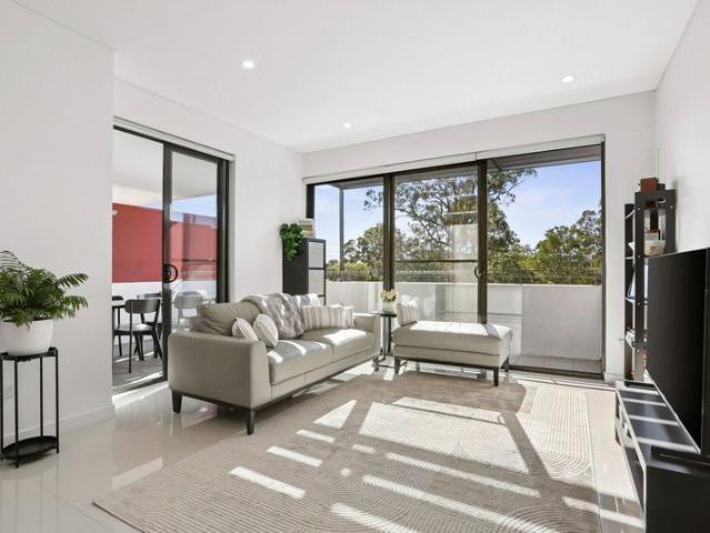 Modern Apartment Living Boasting Bright Interiors and Expansive Living Space