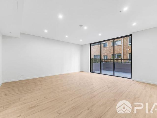 Modern apartment with courtyard!