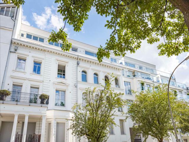 Attractive apartment overlooking the Alster, including two underground parking spaces