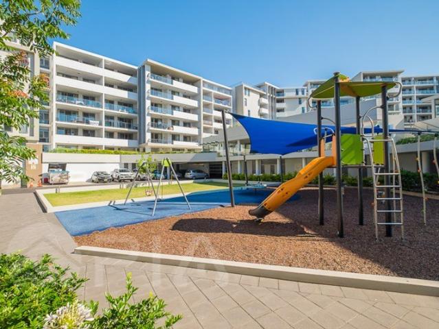 Modern Apartment with Gym and Swimming Pool Close to Train Station