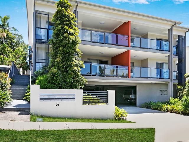 MODERN APARTMENT WITH ENTERTAINERS BALCONY!