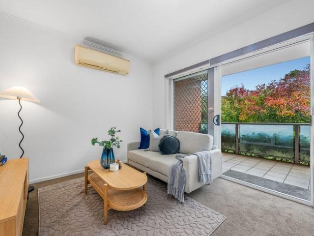 Modern Apartment with Flexible Study/Second Bedroom in a Prime Flemington Location