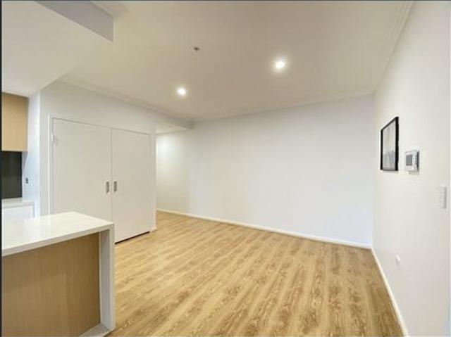 Modern apartment with floorboards, air con