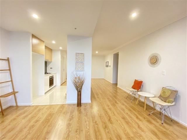 Modern apartment with floorboards, air con