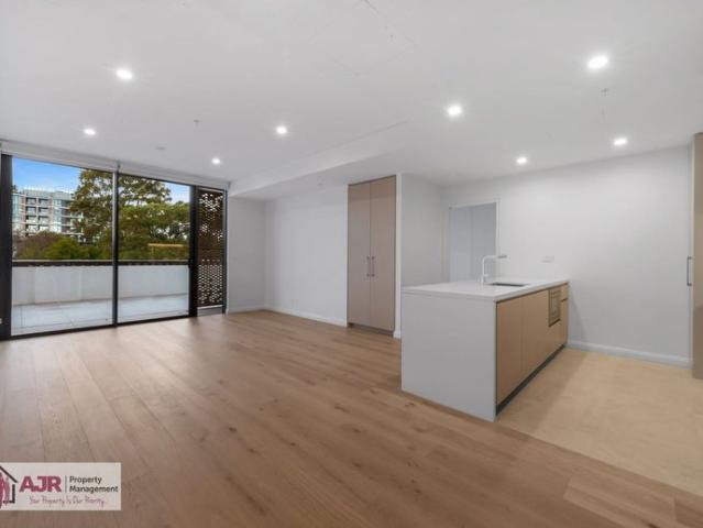 Modern Apartment with huge balcony Walking to Metro!