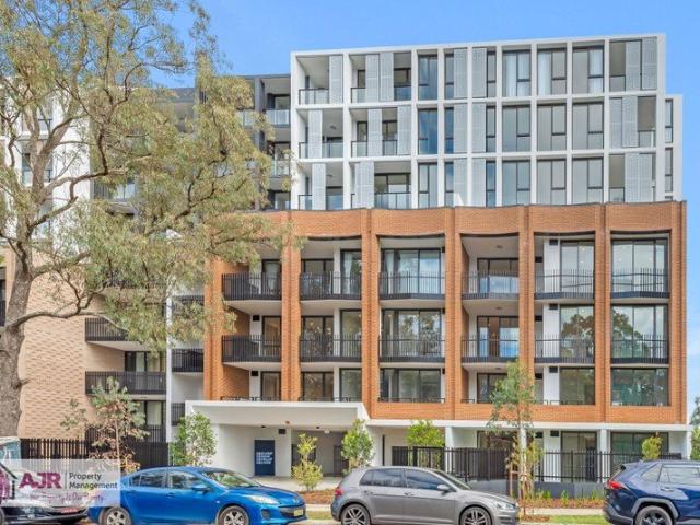 Modern Apartment with huge balcony Walking to Metro!