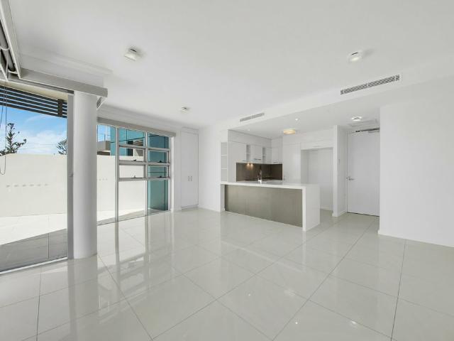 MODERN APARTMENT WITH OCEAN VIEWS & GREAT LOCATION