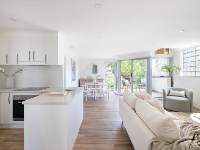Modern apartment with leafy outlook in the heart of Crows Nest