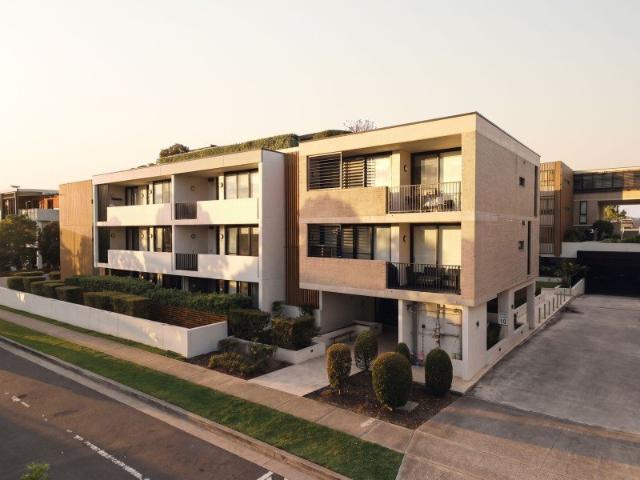 Modern Apartment with Spacious Balcony and Prime Location