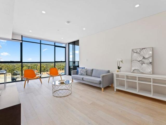 Modern Apartment With Water & City Views!