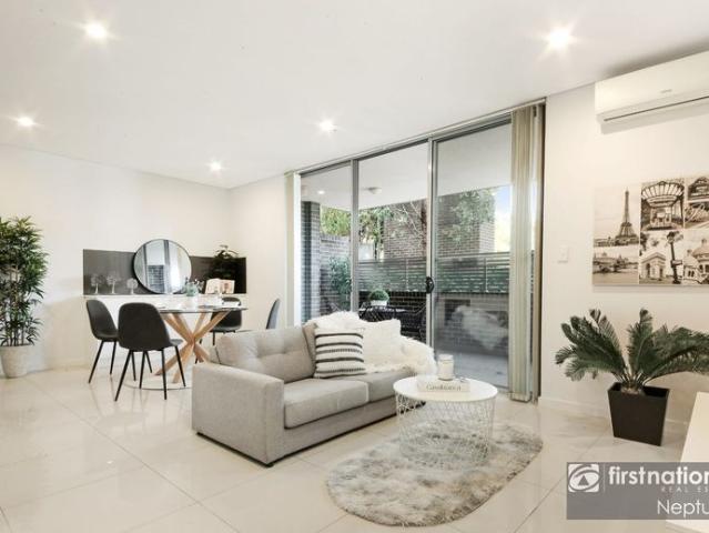 MODERN APARTMENT WITH TWO PRIVATE COURTYARDS
