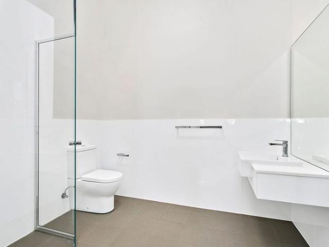 Modern Apartment: 2 Bed + 2 Bath + Courtyard