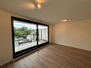 Modern appartement met zonnig terras en autostaanplaats