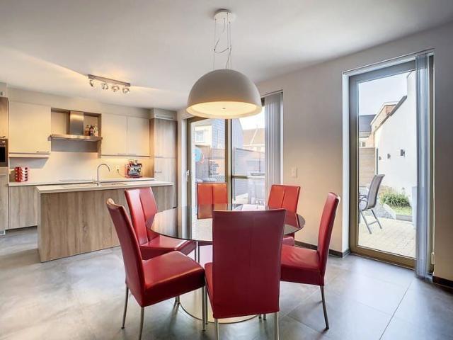 Modern appartement met zonnige tuin, terras en carport