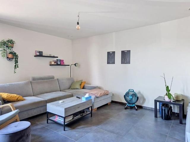 Modern appartement met 2 slaapkamer, terras en garage in Ursel
