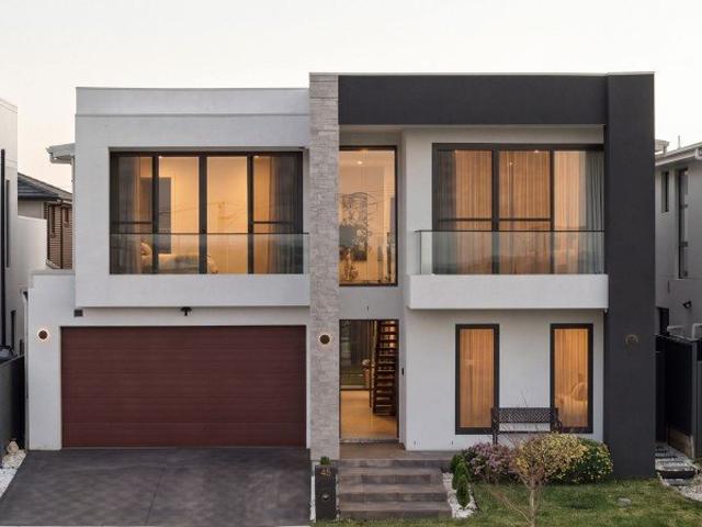 Modern Architectural Masterpiece in Prime Location