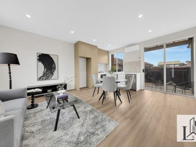 Modern Architecturally Designed Townhouse in Prime Location!