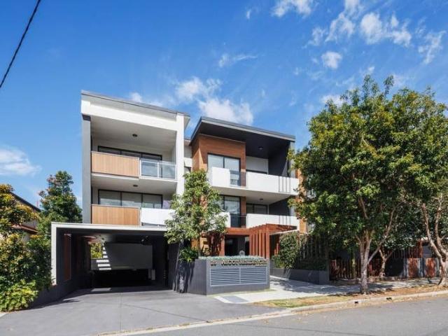 Modern Ascot Apartment in Exclusive Complex