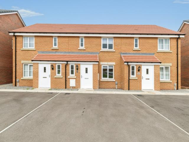 MODERN & ATTRACTIVE three bedroom terraced house with GARDEN & PARKING