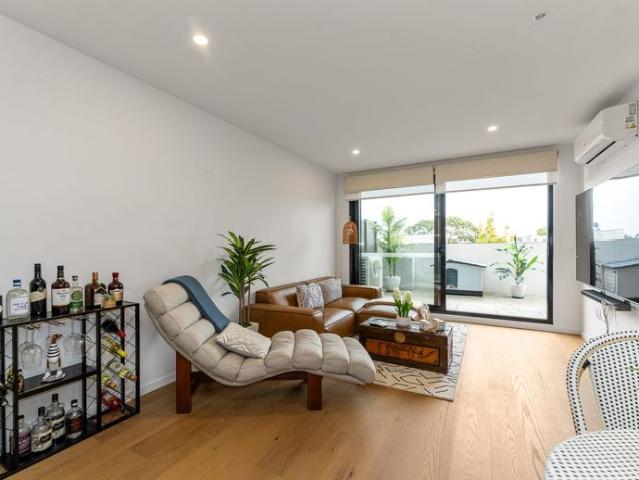 MODERN BAYSIDE LIVING