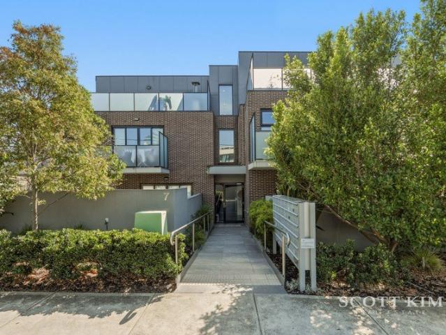 Modern Bayside Living In a Prime Street Location