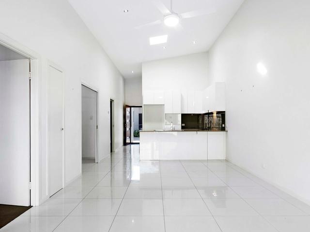 MODERN BEACHSIDE UNIT