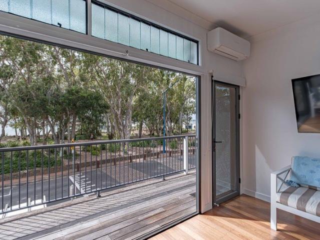 Modern Beachside Unit on the Esplanade