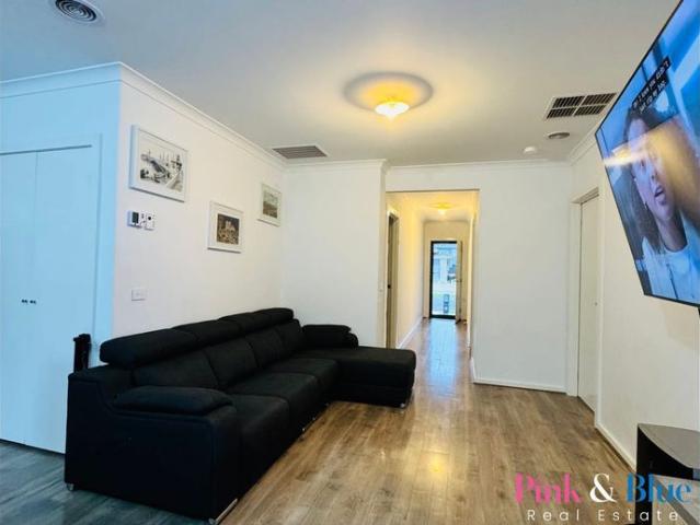 Modern & Beautiful 3 bedroom Family home for Rent Close to Rockbank Train Station