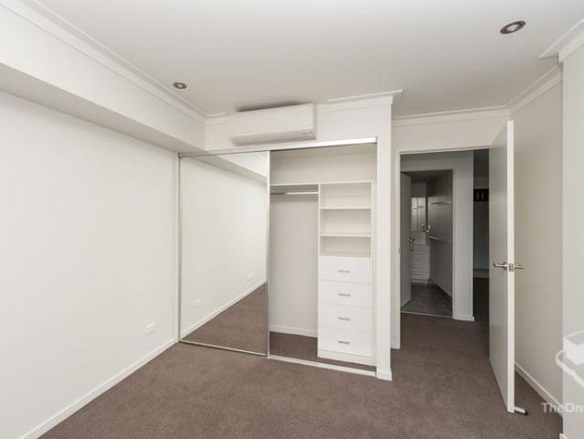 Modern 1 Bedroom, 1bath Apartment with City & Suncorp Stadium Views in Prime Milton Location