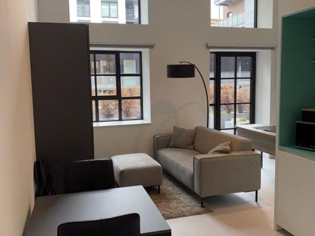 Modern bemeubelde studio te huur