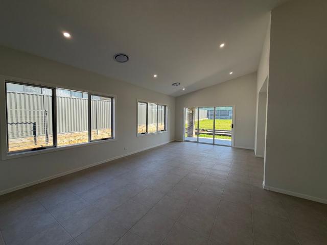 Modern Brand New Family Home in Watagan Park Estate