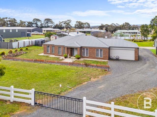 MODERN BRICK HOME ON ACRE WITH SHEDDING & SELF CONTAINED LIVING