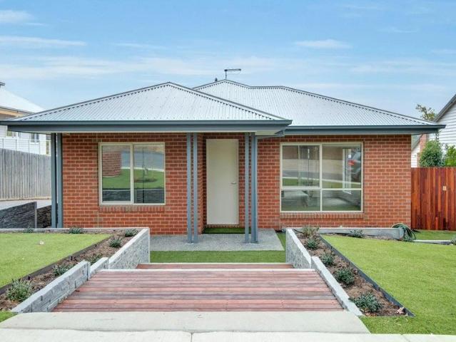 MODERN, BRIGHT & AN EXCEPTIONAL LOCATION!