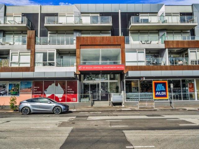 Modern & Bright Apartment in St Kilda Huge Balcony!