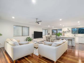 Modern bright family home in a highly desirable location!