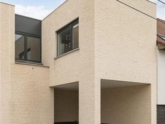 Modern, bright home with 3 bedrooms, garden, and carport