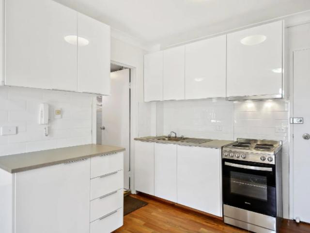 Modern Bright Studio in Prime Location with Undercover Parking