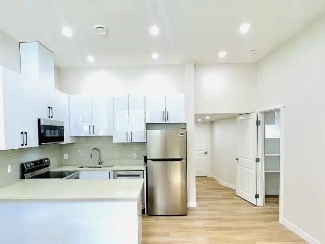 Modern & Bright 1BR Legal Suite in The Uplands