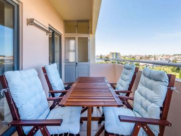 Modern & Bright 2 BDR Apartment