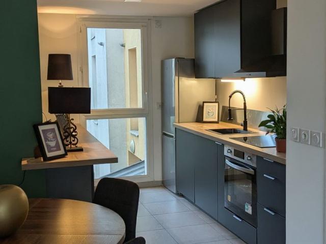 Modern & Bright 2 Bedroom, Lyon Amsterdam Apartments for Rent