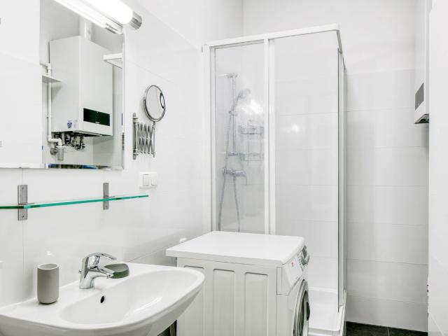 Modern Brigittenau 1BR w/ AC, Elevator, near Metro U4, Vienna Amsterdam Apartments for Rent